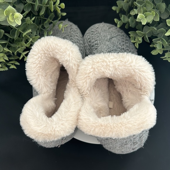 Abercrombie & Fitch Gray Knit Slippers size M/L - Picture 3 of 4